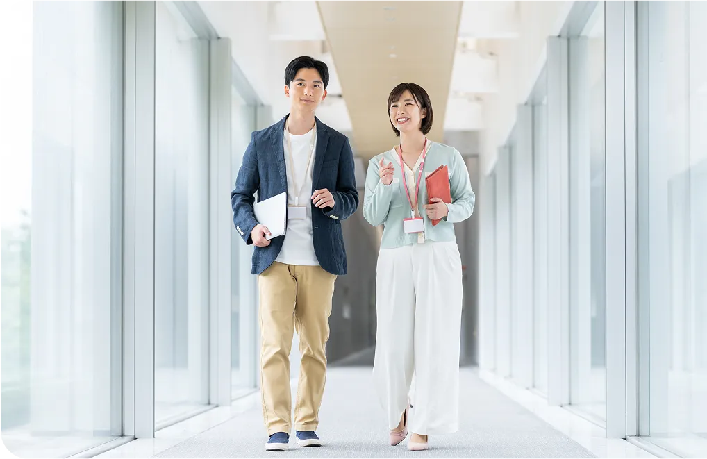 会社にいる男性と女性